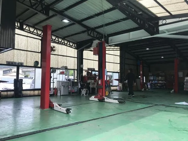 サービス工場です!!車検・整備・修理なんでもおまかせ下さい!